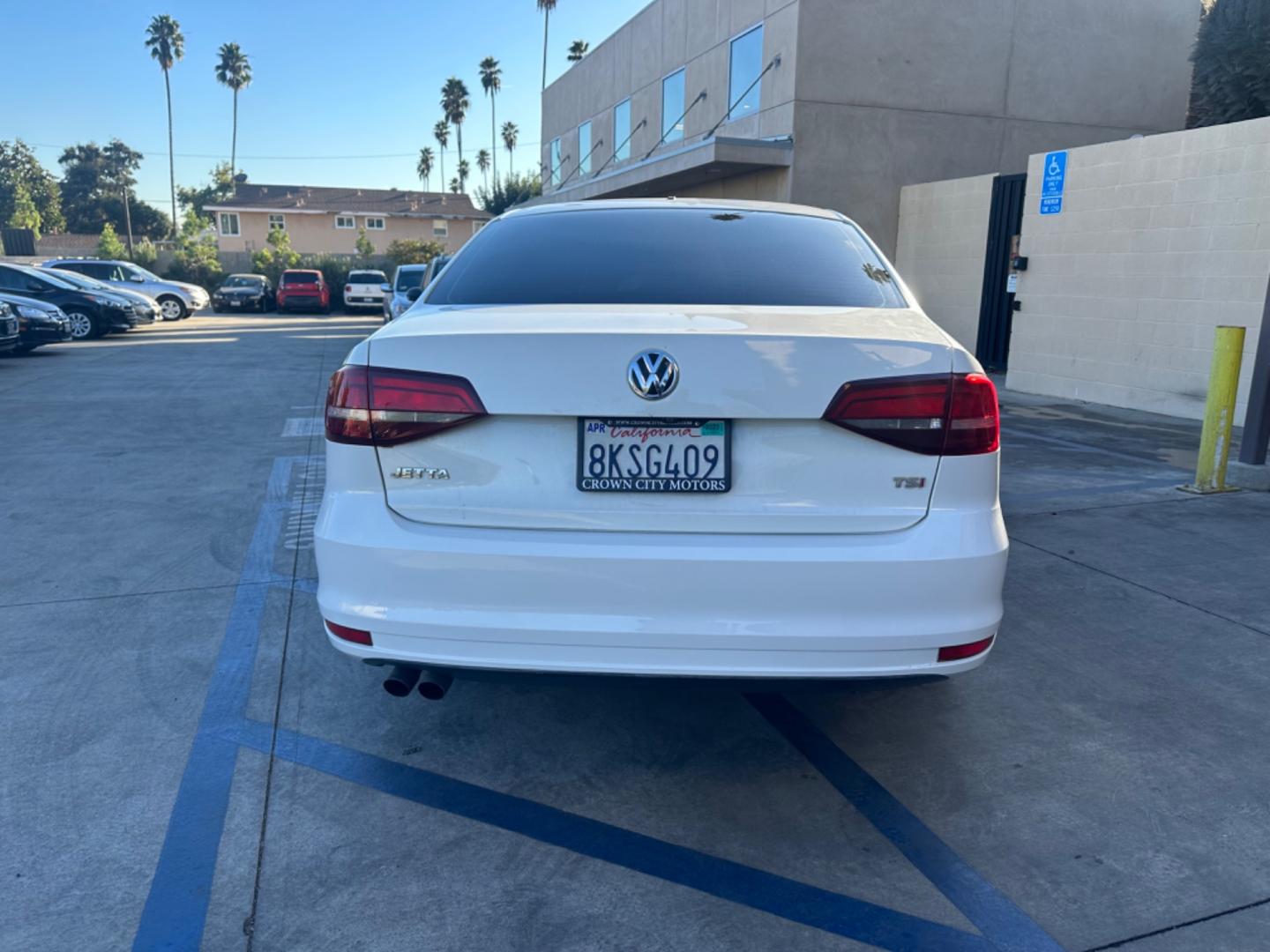 2018 WHITE /BLACK Volkswagen Jetta 1.4T S 6A (3VW2B7AJ9JM) with an 1.4L L4 DOHC 20V engine, 6A transmission, located at 30 S. Berkeley Avenue, Pasadena, CA, 91107, (626) 248-7567, 34.145447, -118.109398 - Crown City Motors is a used “Buy Here Pay Here” car dealer in Pasadena CA. “Buy Here Pay Here” financing, means that when you purchase your vehicle from our dealership, that you make the payments to the dealership as well. We do not need the banks approval to get you approved for a used auto - Photo#3